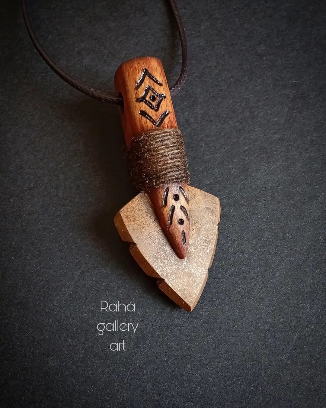 گردنبند دستساز سرنیزه چوبی و سنگی