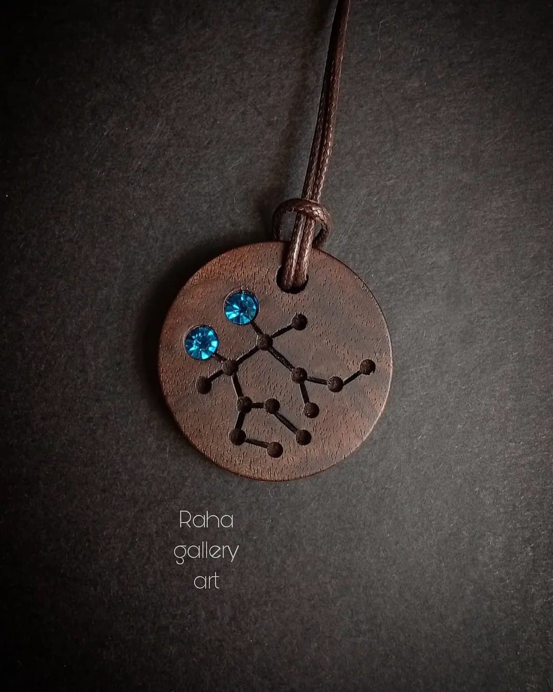 گردنبند چوبی دست ساز طرح صورت فلکی خرداد (جمینی)