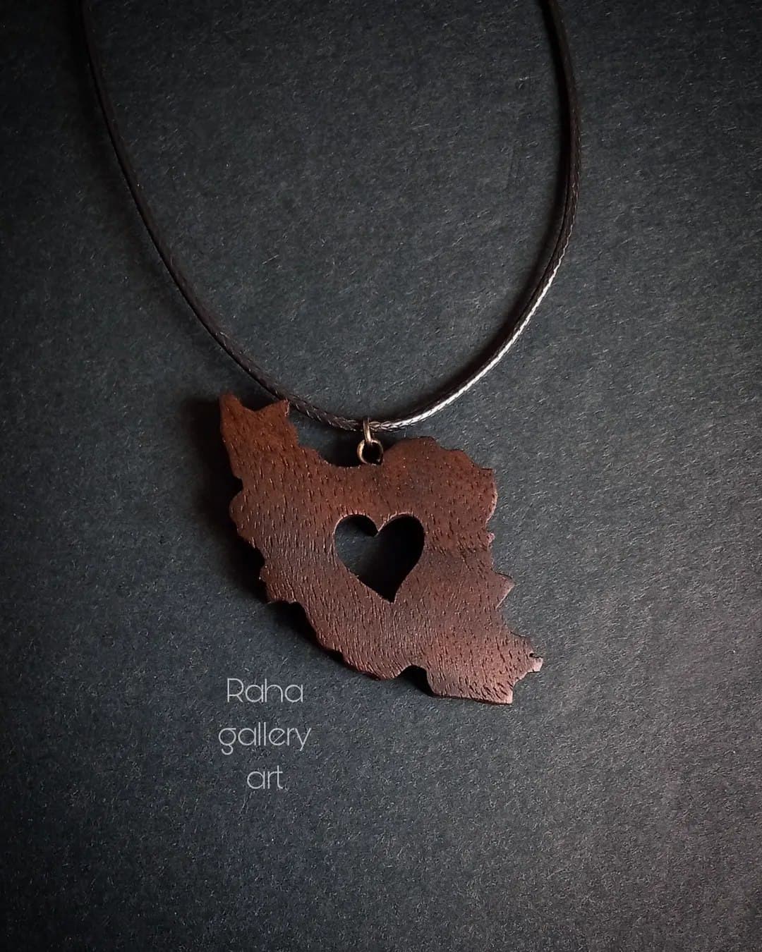 گردنبند چوبی طرح نقشه ایران و قلب