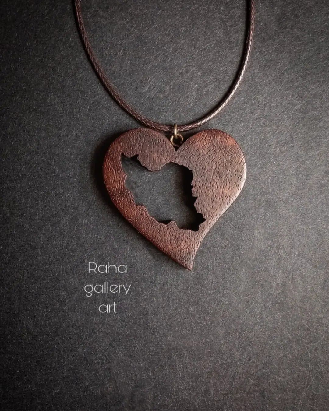 گردنبند چوبی دست ساز طرح نقشه ایران در قلب