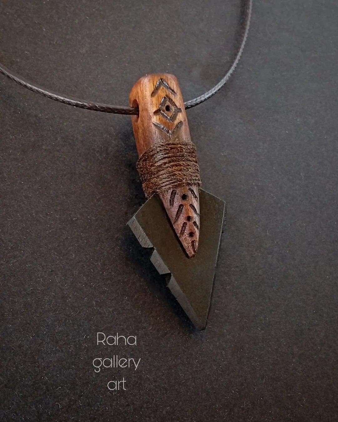 گردنبند دست ساز چوبی و سنگی طرح سرنیزه