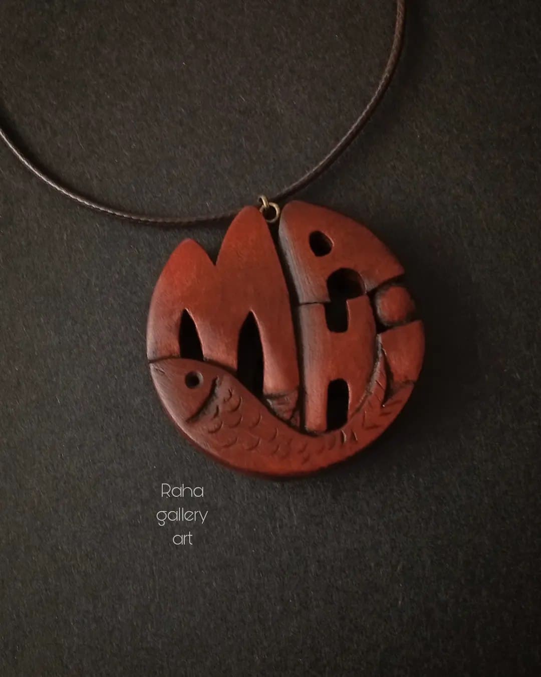 گردنبند چوبی دست ساز طرح اسم ماهی