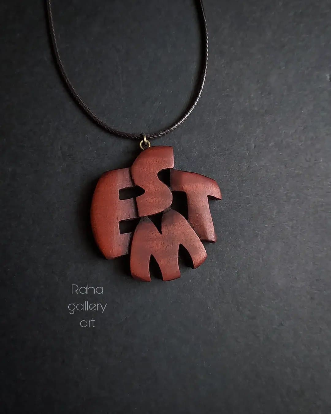 گردنبند چوبی اسم سفارشی دست ساز با چوب عناب