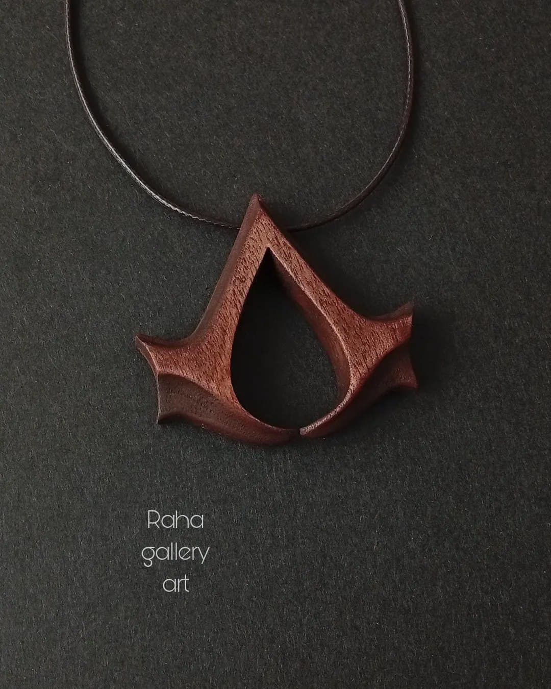 گردنبند چوبی دستساز طرح لوگو اساسین کرید