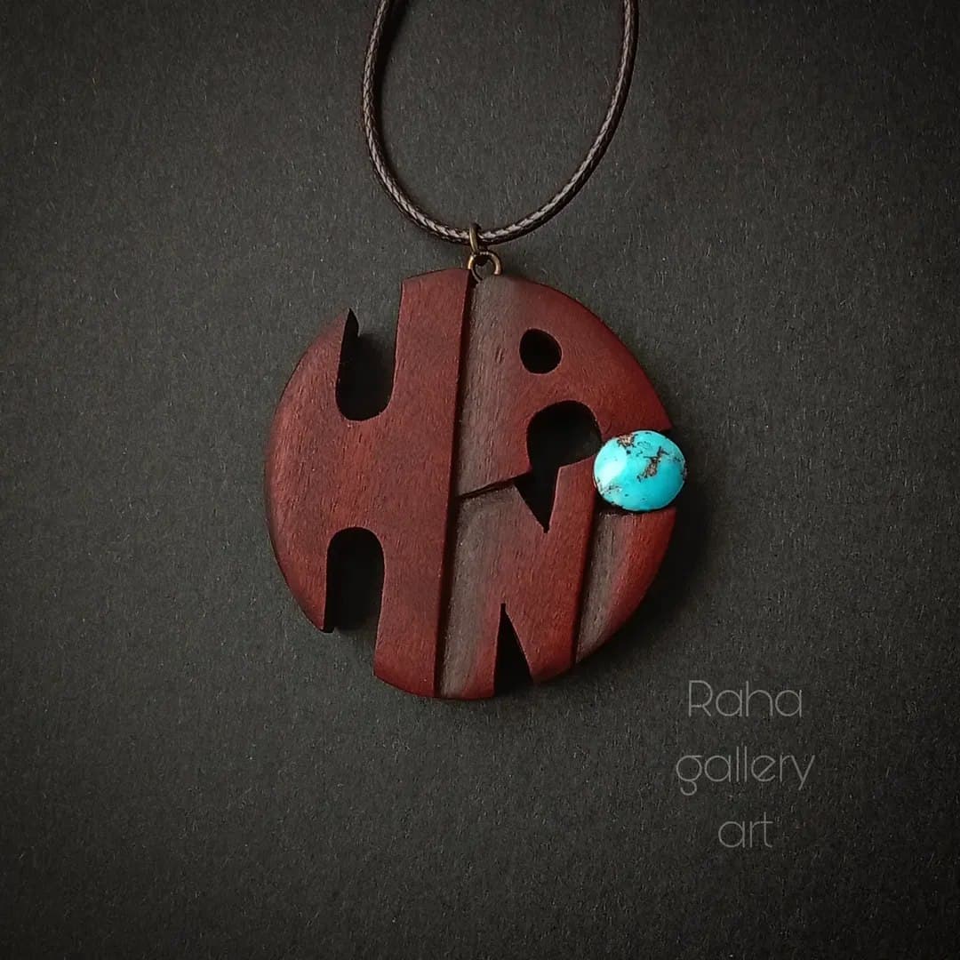 گردنبند چوبی دستساز طرح اسم هانی با نگین فیروزه