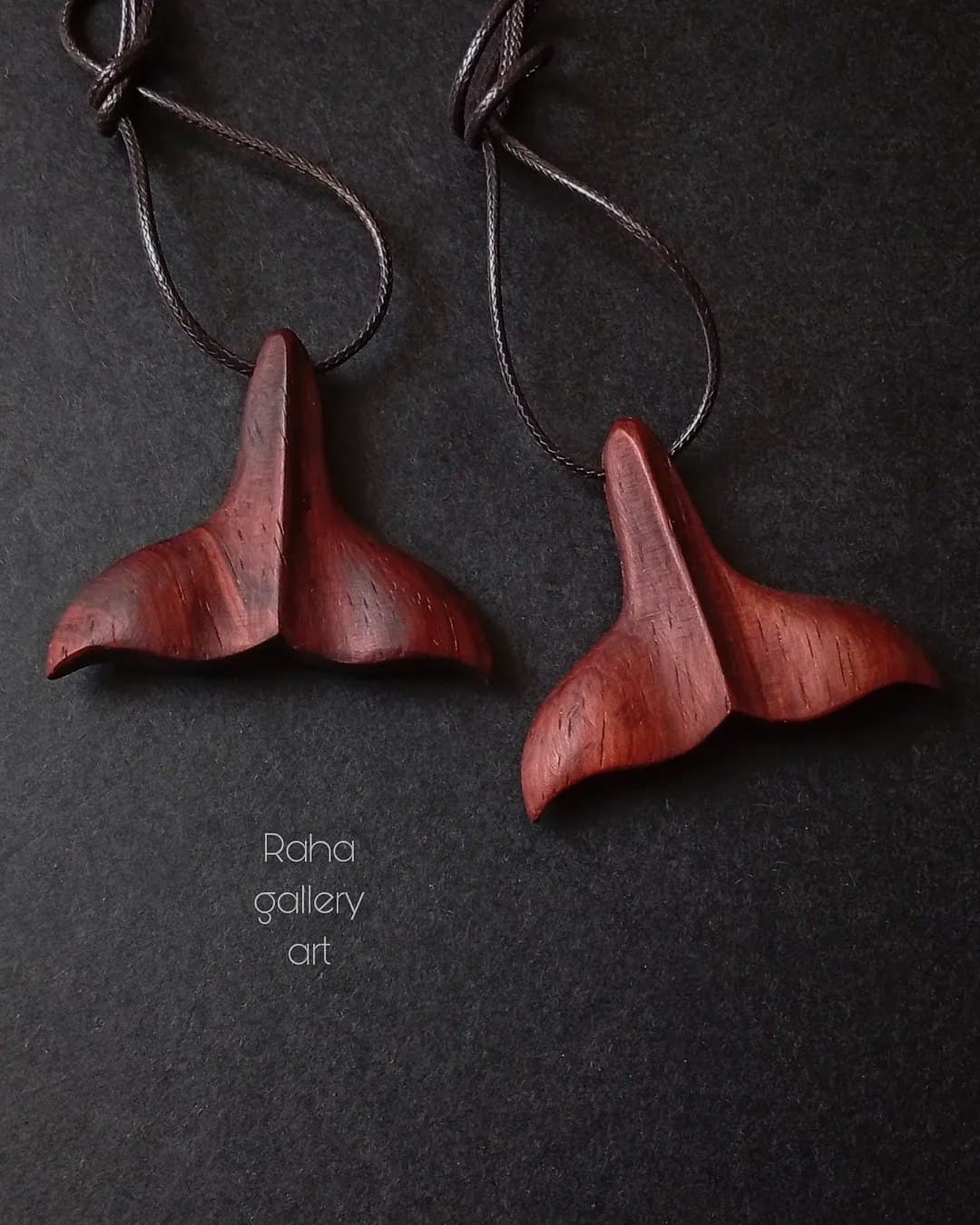 گردنبند چوبی دست ساز طرح دم نهنگ