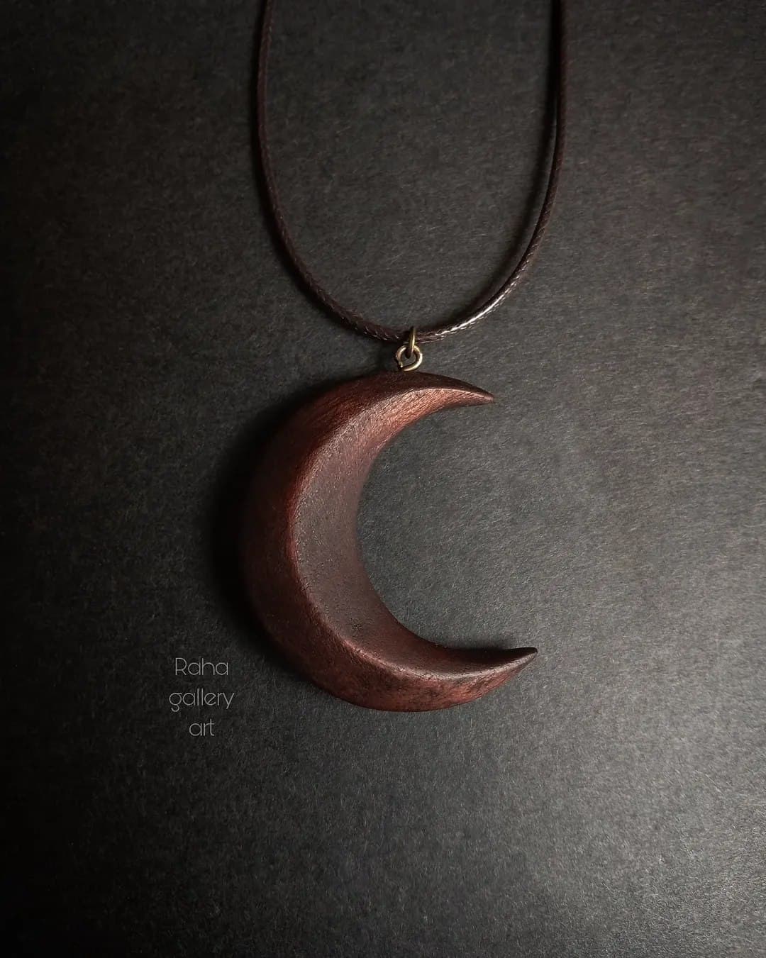 گردنبند چوبی دست ساز طرح هلال ماه