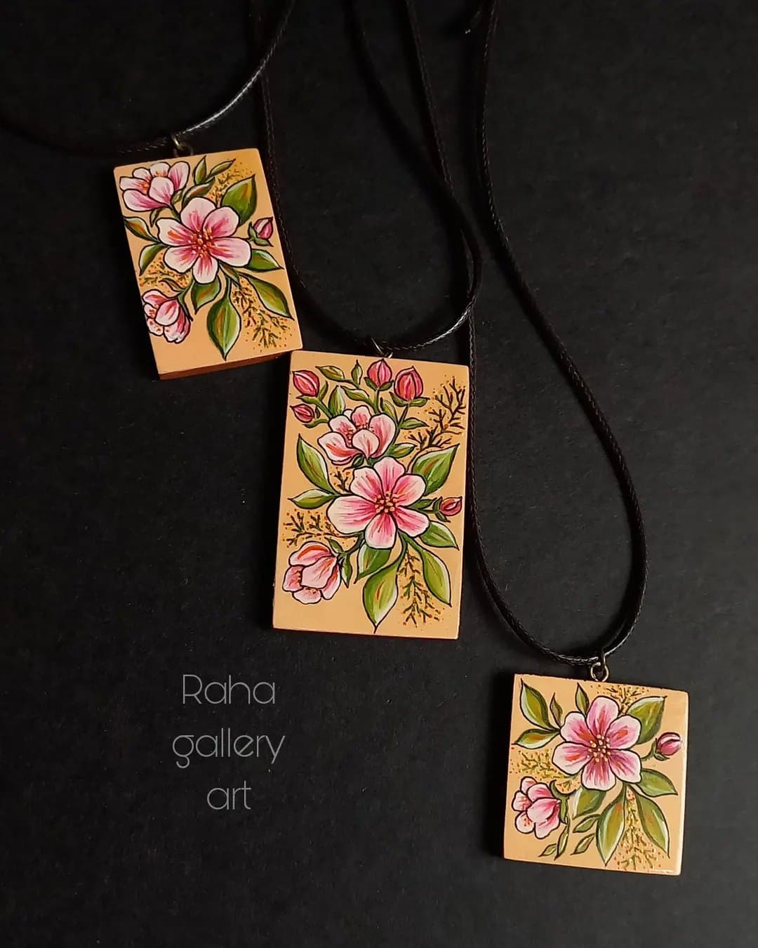 گردنبند چوبی دست ساز طرح گل بهاری