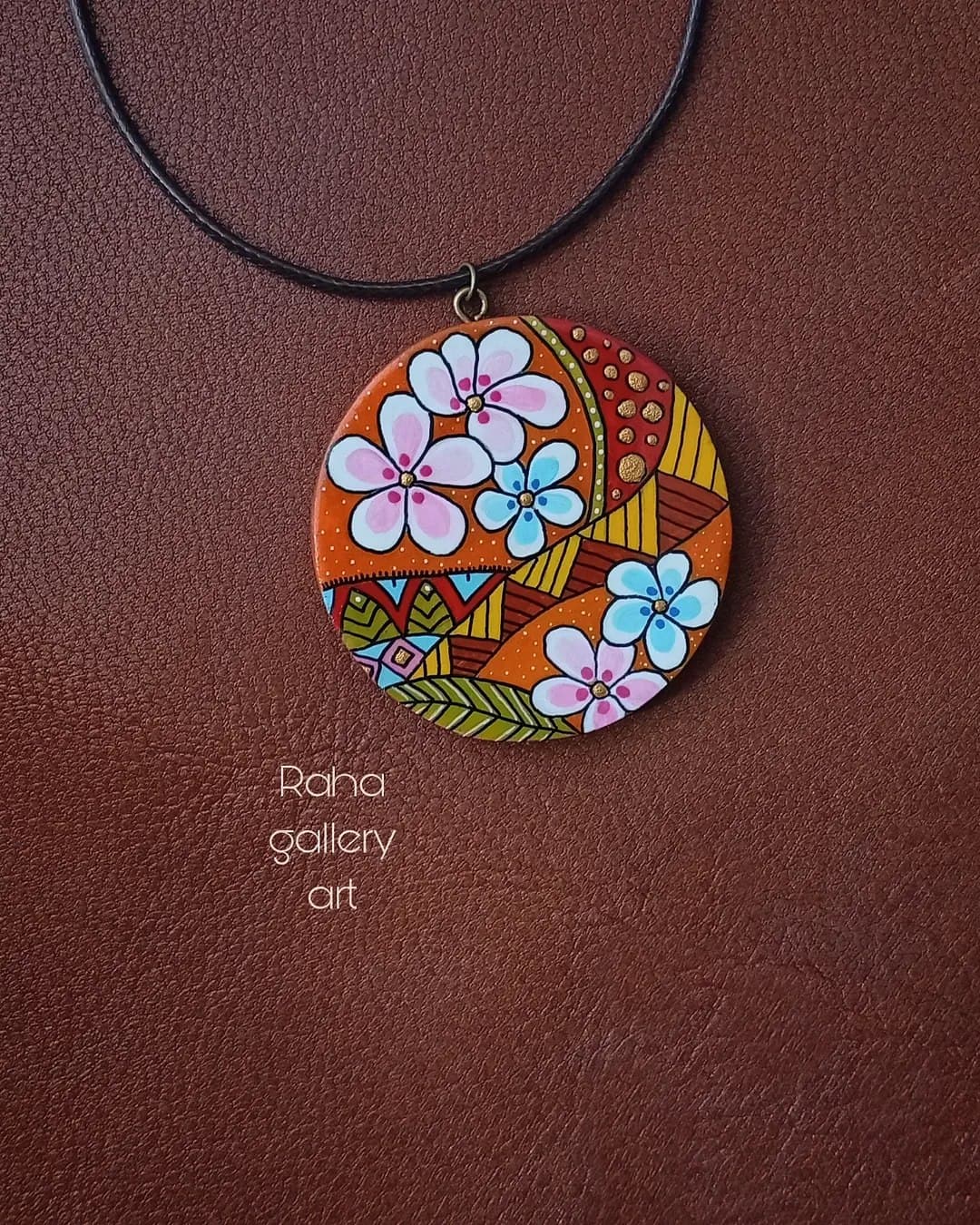 گردنبند چوبی دست ساز با طرح گل های بهاری