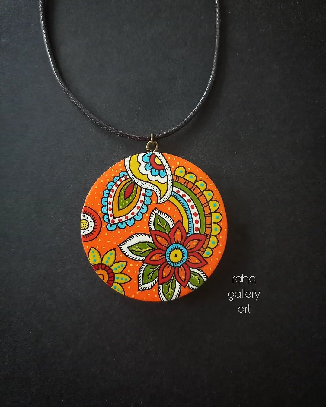 گردنبند چوبی دست ساز نقاشی شده طرح سنتی نارنجی