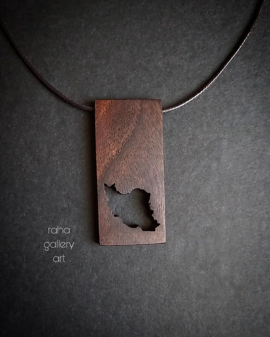 گردنبند چوبی دستساز طرح نقشه ایران