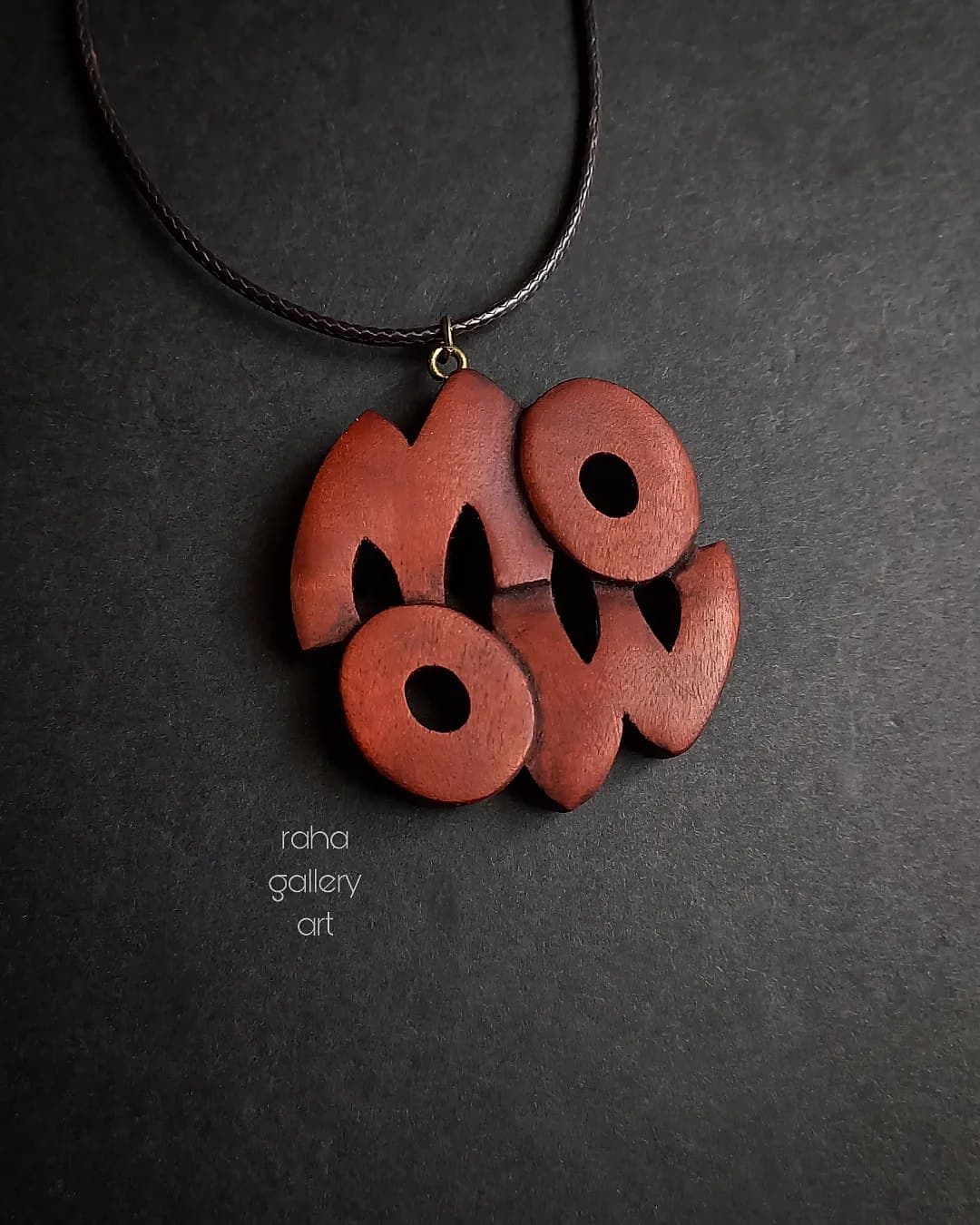گردنبند چوبی دستساز طرح اسم Moow