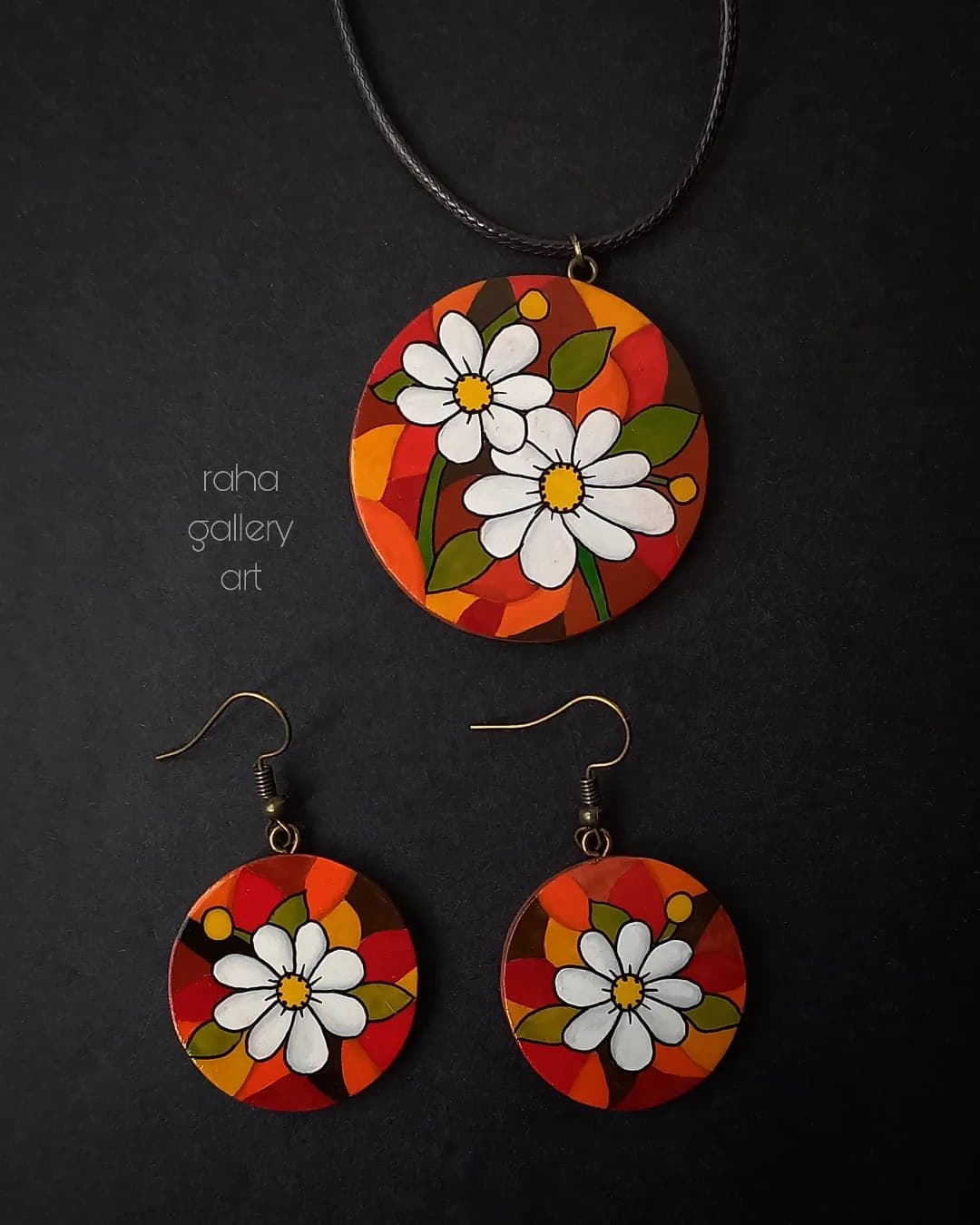 ست گردنبند و گوشواره چوبی دست ساز طرح گل بابونه