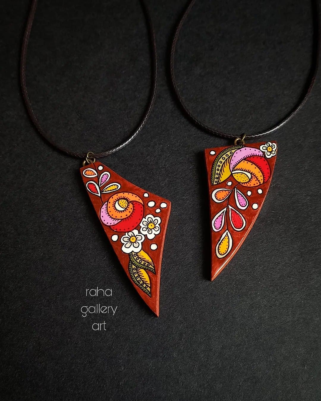گردنبند چوبی دست ساز با نقاشی هنری طرح سنتی