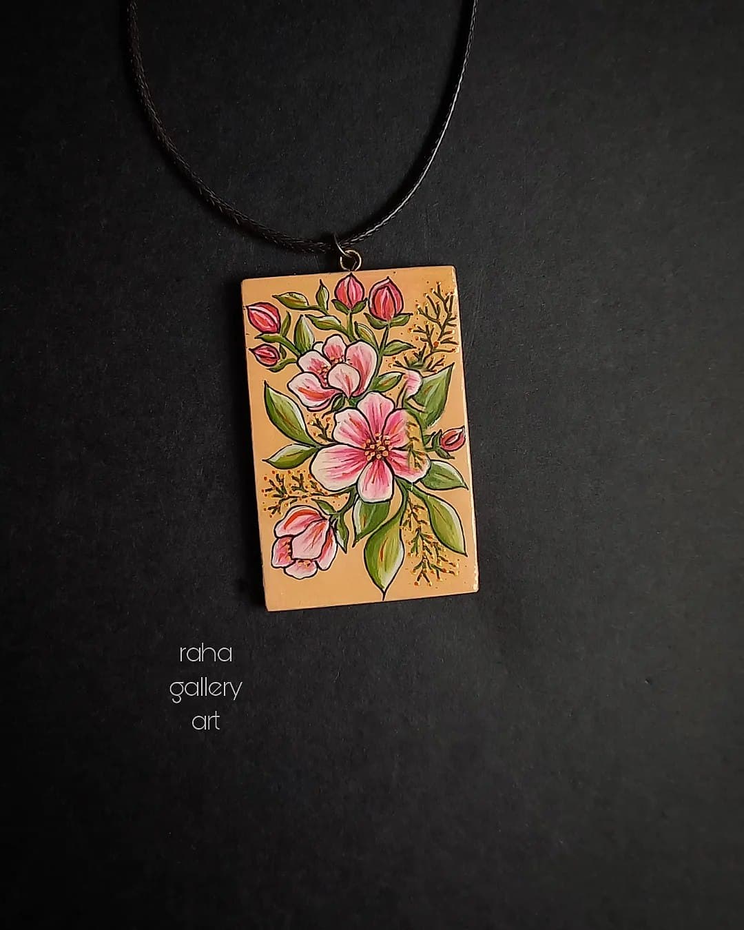 گردنبند چوبی دست ساز با نقاشی گل های بهاری