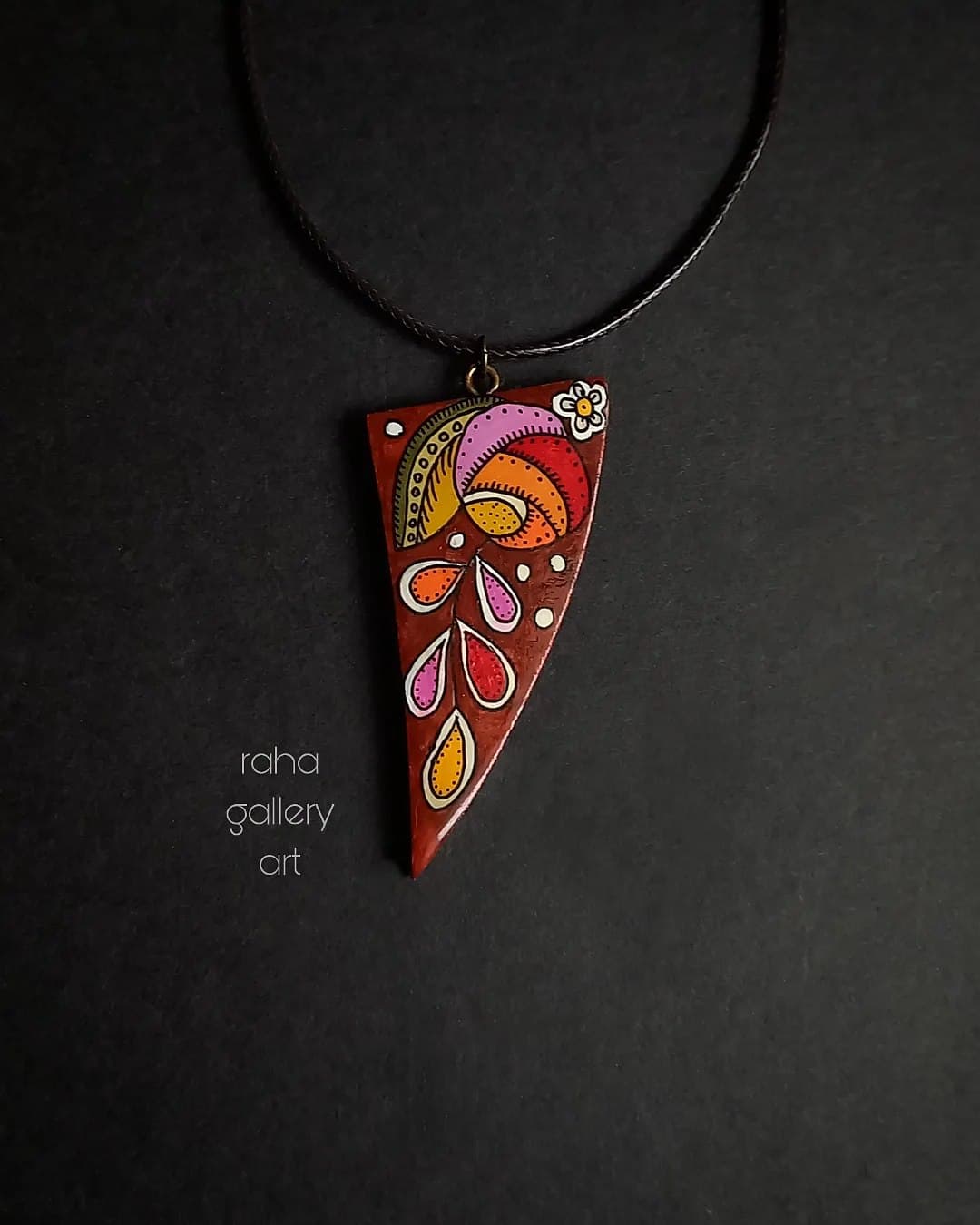 گردنبند چوبی دست ساز با نقاشی طرح سنتی