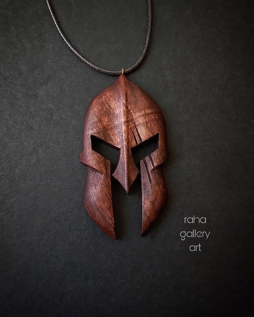 گردنبند چوبی دست ساز طرح کلاه خود شوالیه