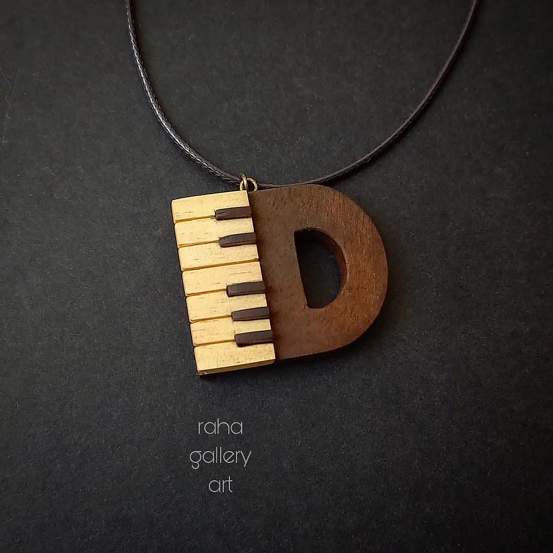 گردنبند چوبی دست ساز طرح پیانو و حرف D