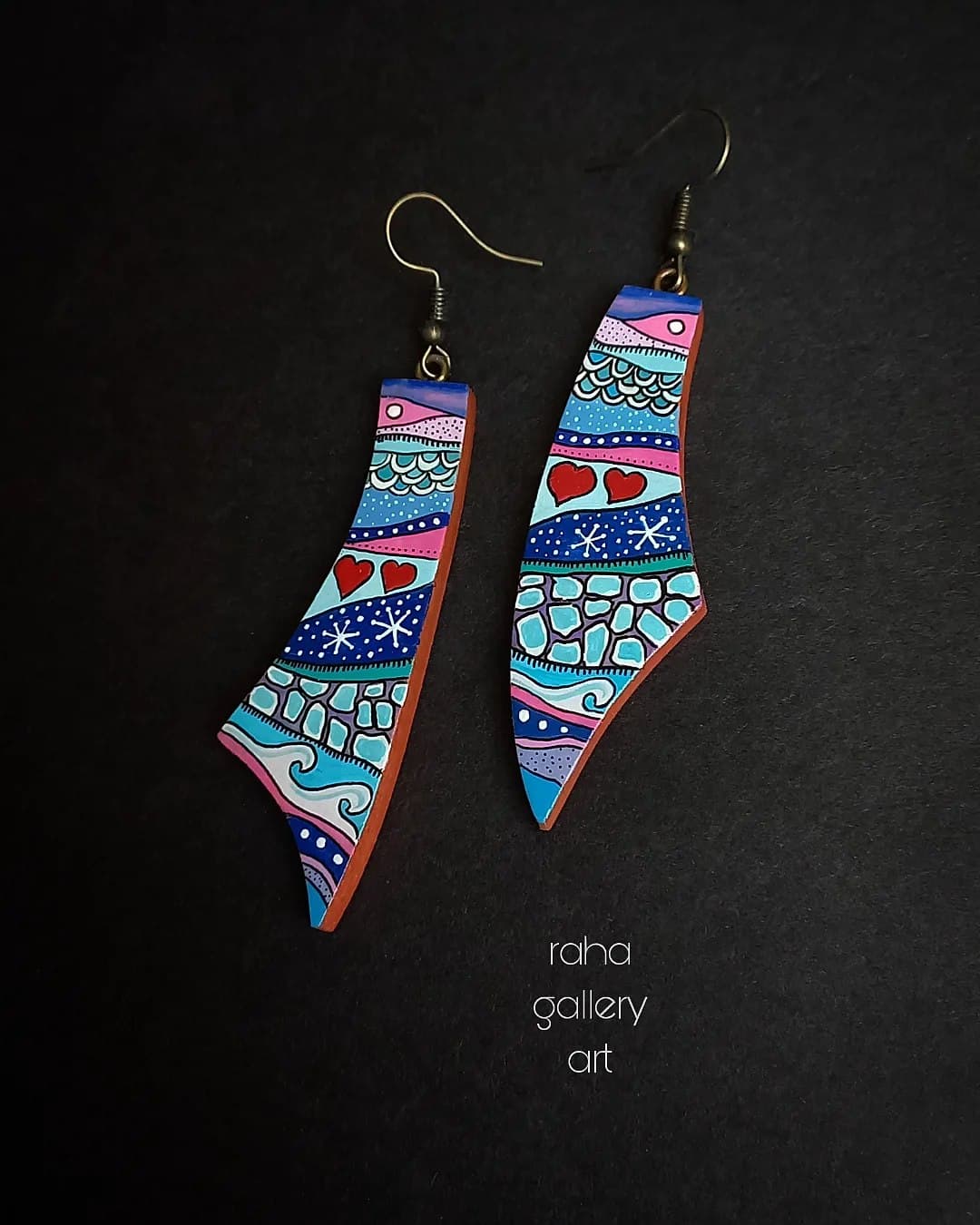 گوشواره چوبی دست ساز نقاشی شده طرح فانتزی رنگارنگ