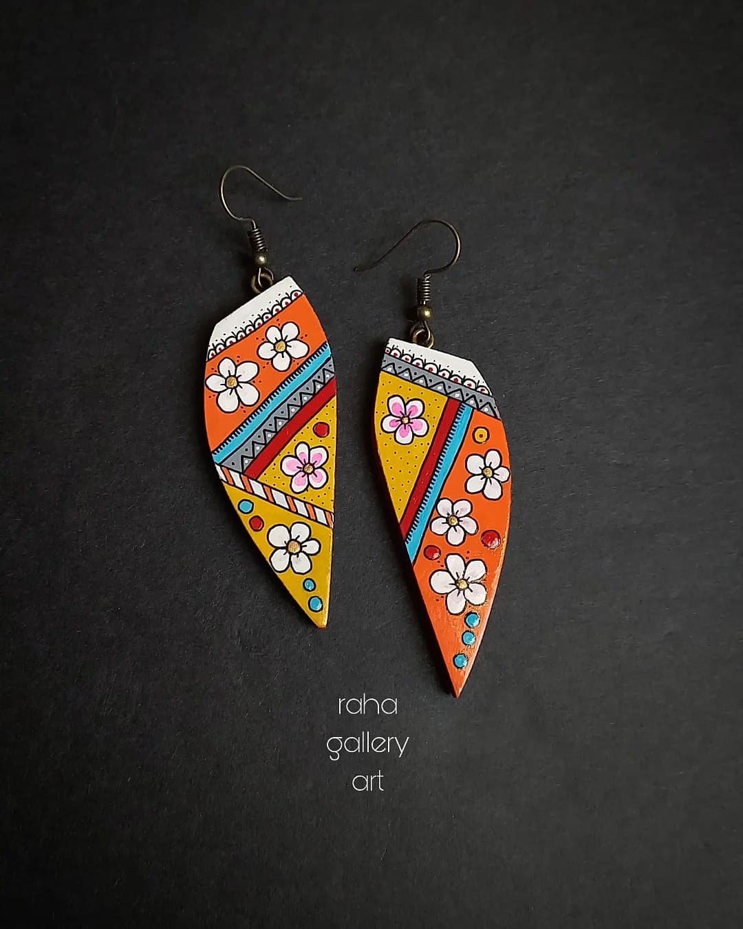 گوشواره چوبی دست ساز نقاشی شده طرح گل نارنجی