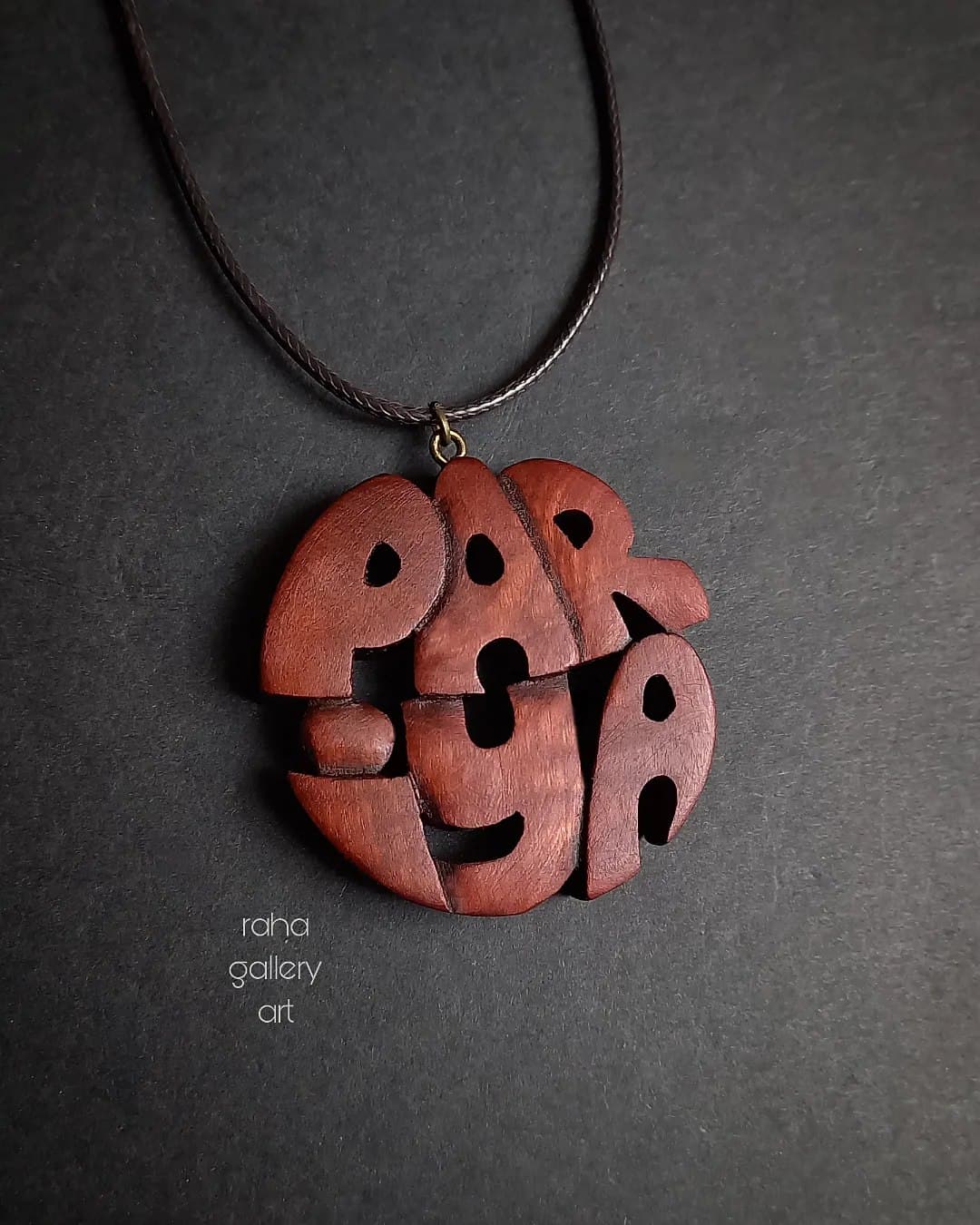 گردنبند چوبی اسم پریا با چوب عناب