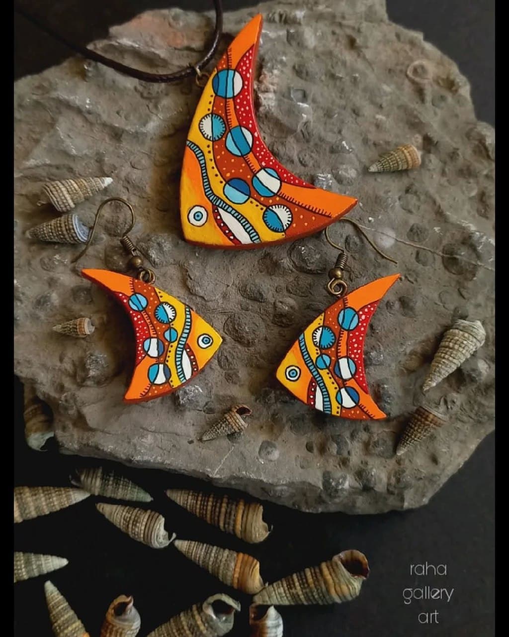 ست گردنبند و گوشواره چوبی دستساز طرح ماهی