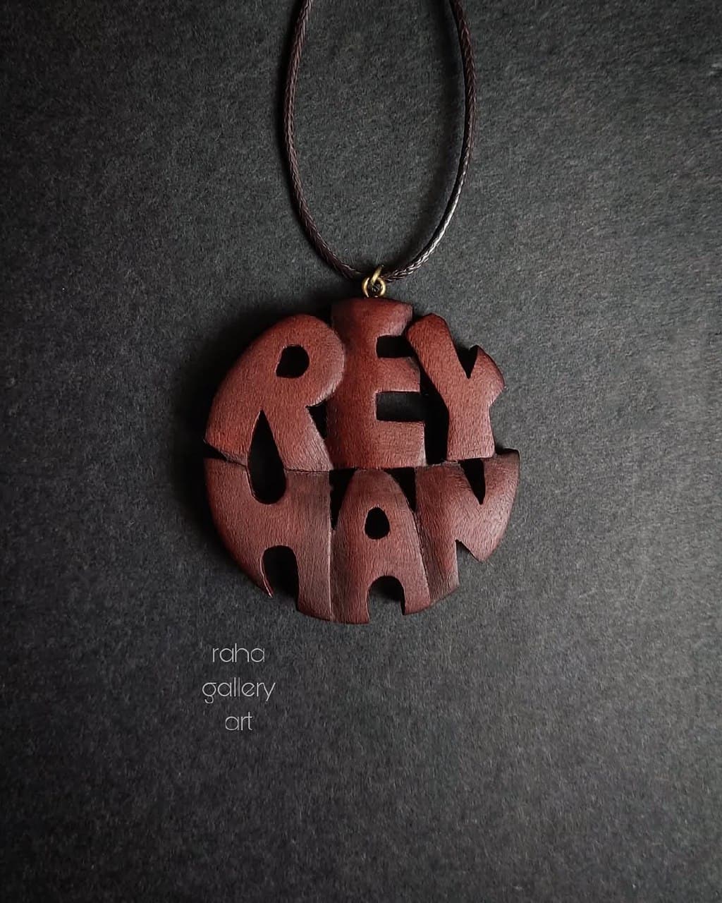 گردنبند چوبی دست ساز با طرح اسم ریحان