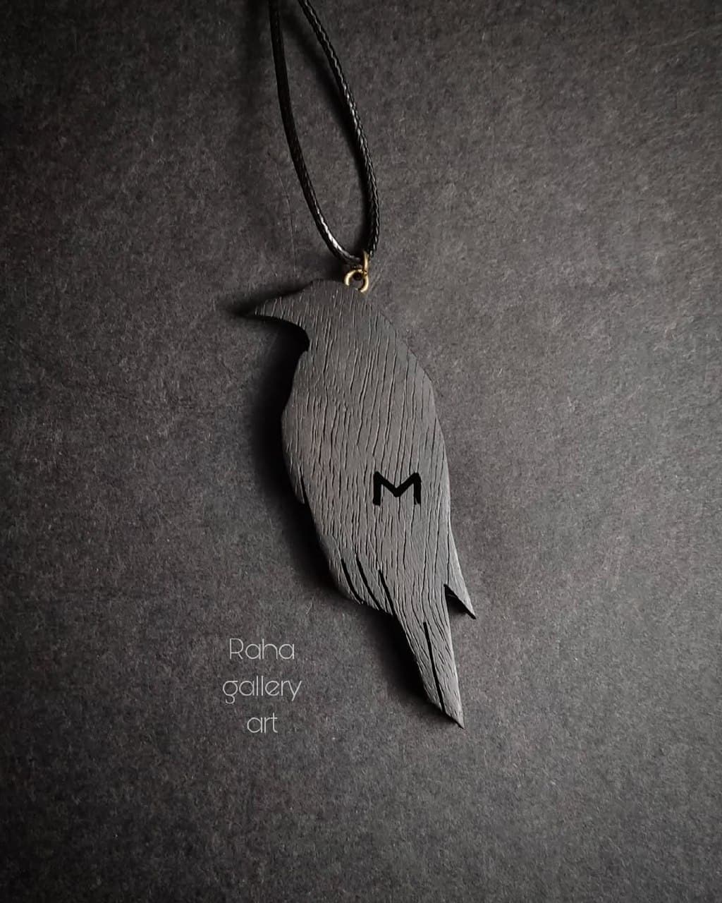 گردنبند چوبی دست ساز طرح کلاغ