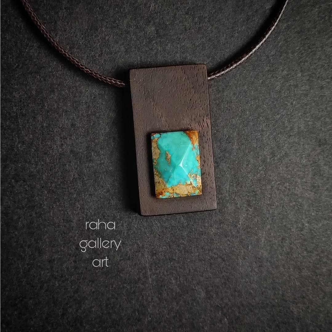 گردنبند چوبی دست ساز با سنگ فیروزه نیشابور