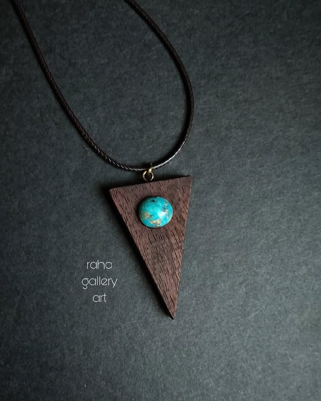 گردنبند چوبی دست ساز با سنگ فیروزه نیشابور