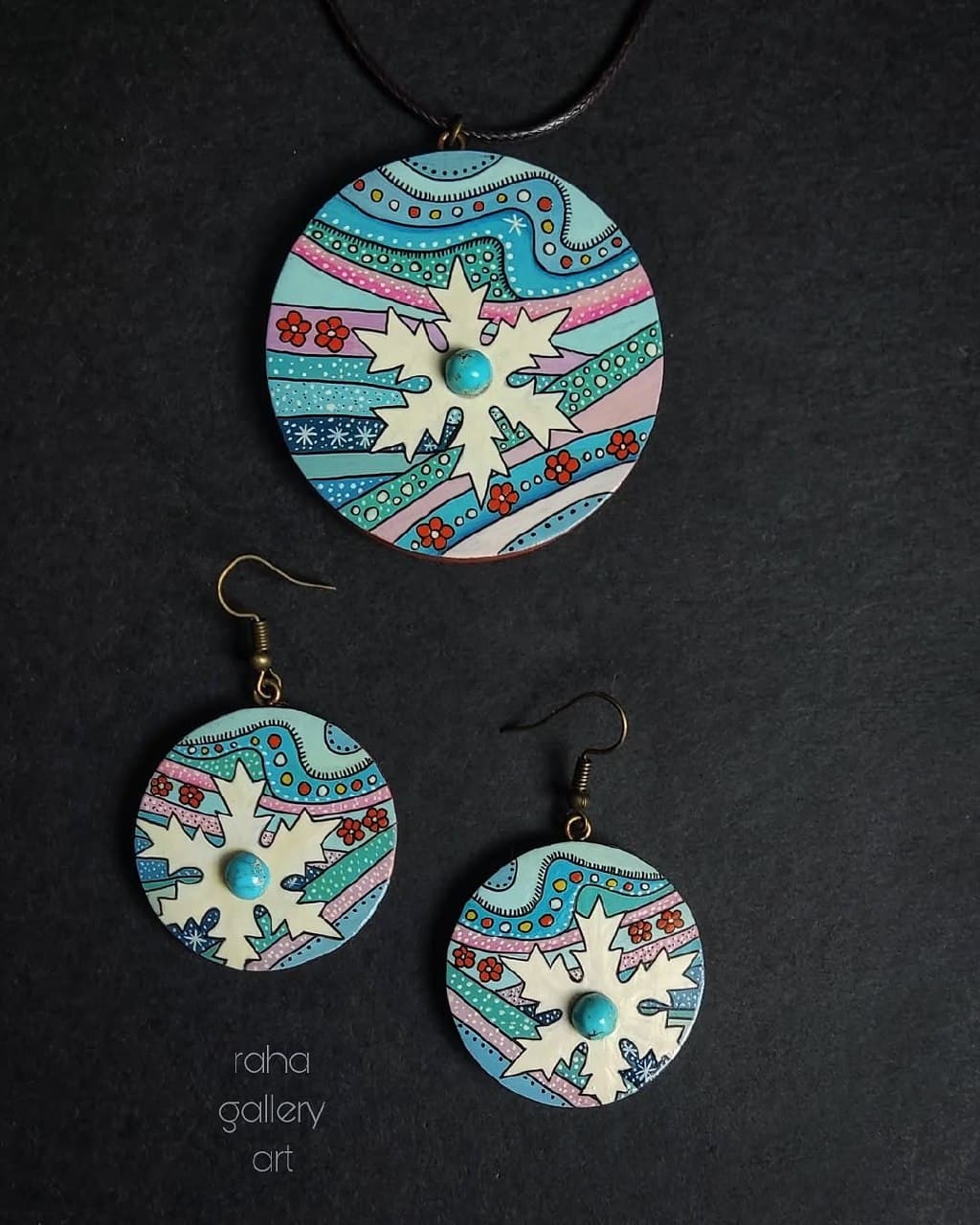 ست گردنبند و گوشواره چوبی دست ساز طرح زمستان با نگین فیروزه