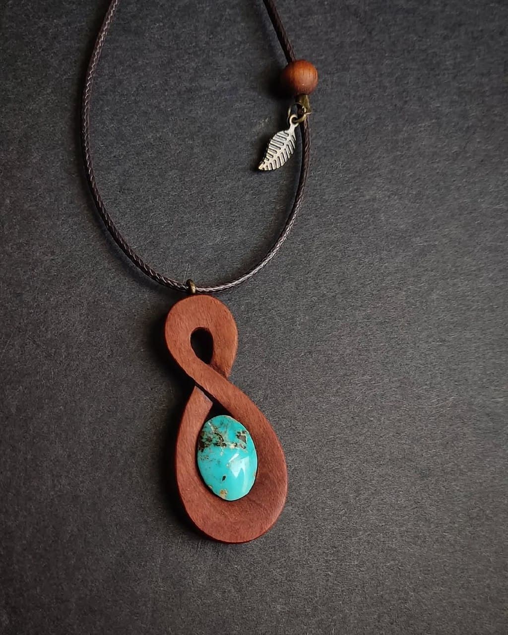 گردنبند دست ساز چوب عناب و فیروزه نیشابور طرح بی نهایت