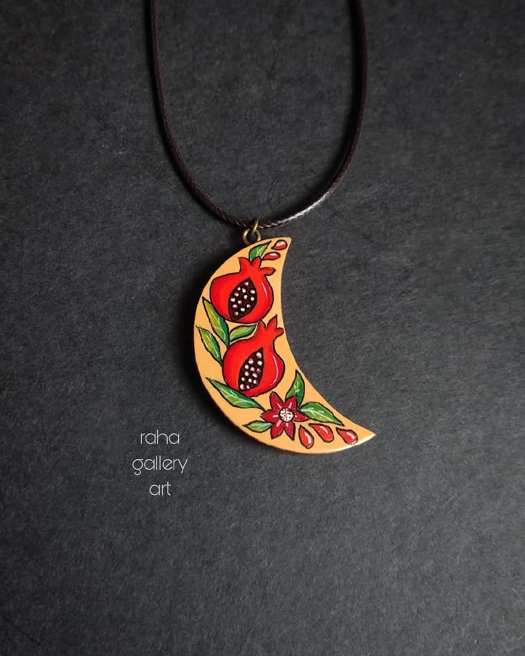 گردنبند چوبی دست ساز طرح هلال انار یلدا
