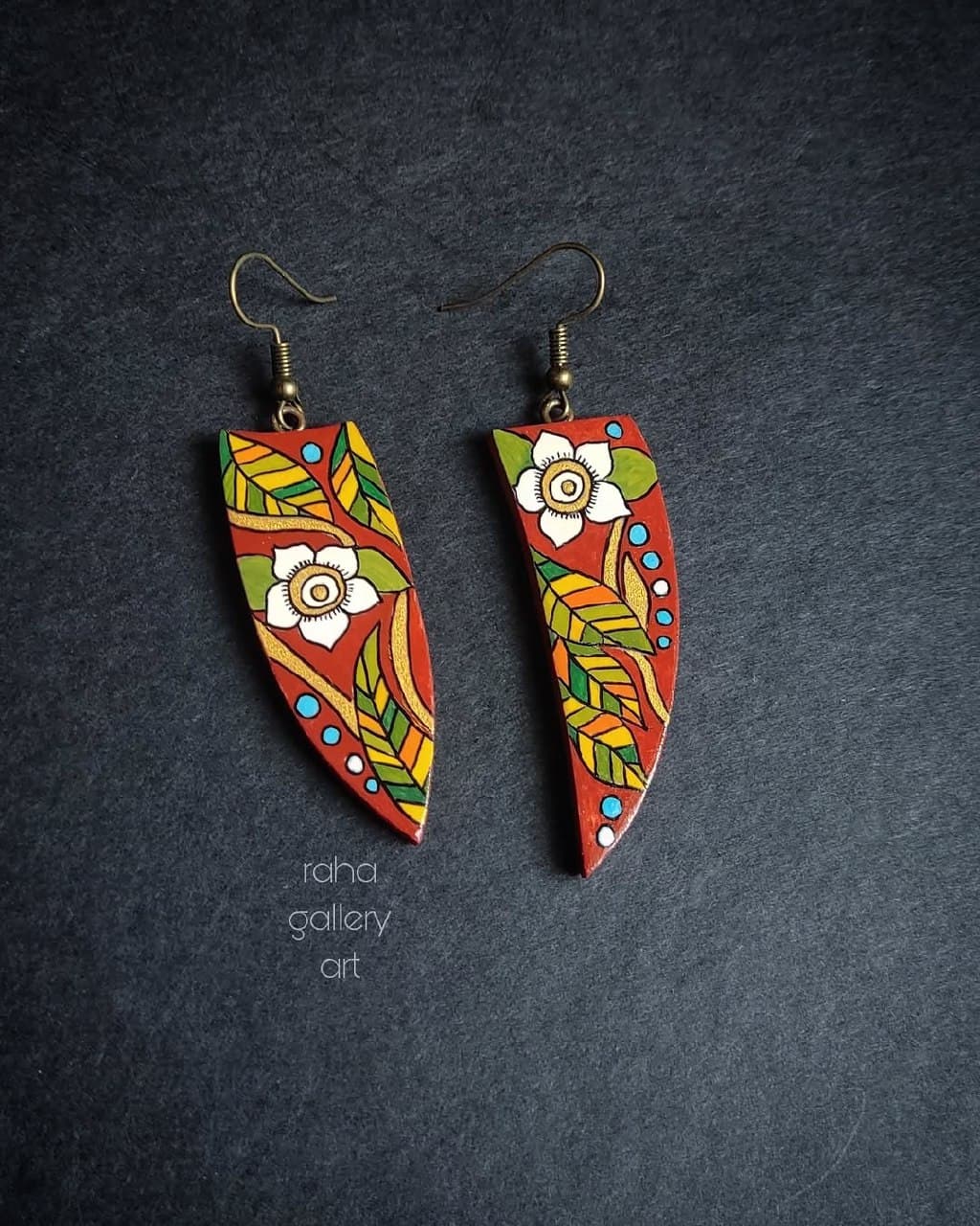 گوشواره چوبی دست ساز نقاشی شده طرح گل و برگ