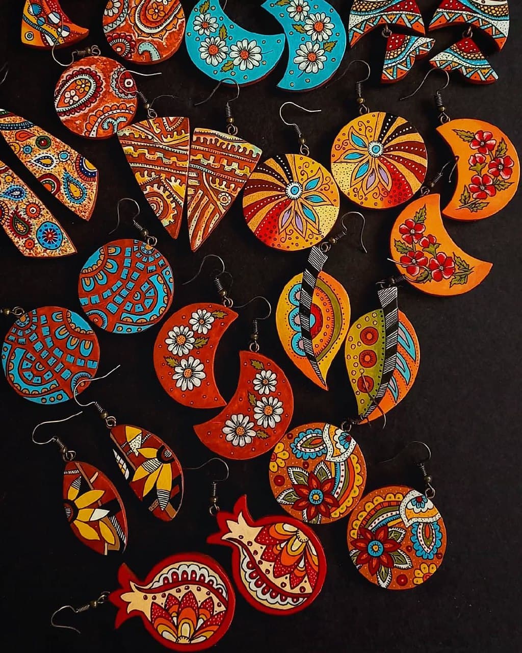 گوشواره چوبی دست ساز نقاشی شده طرح سنتی