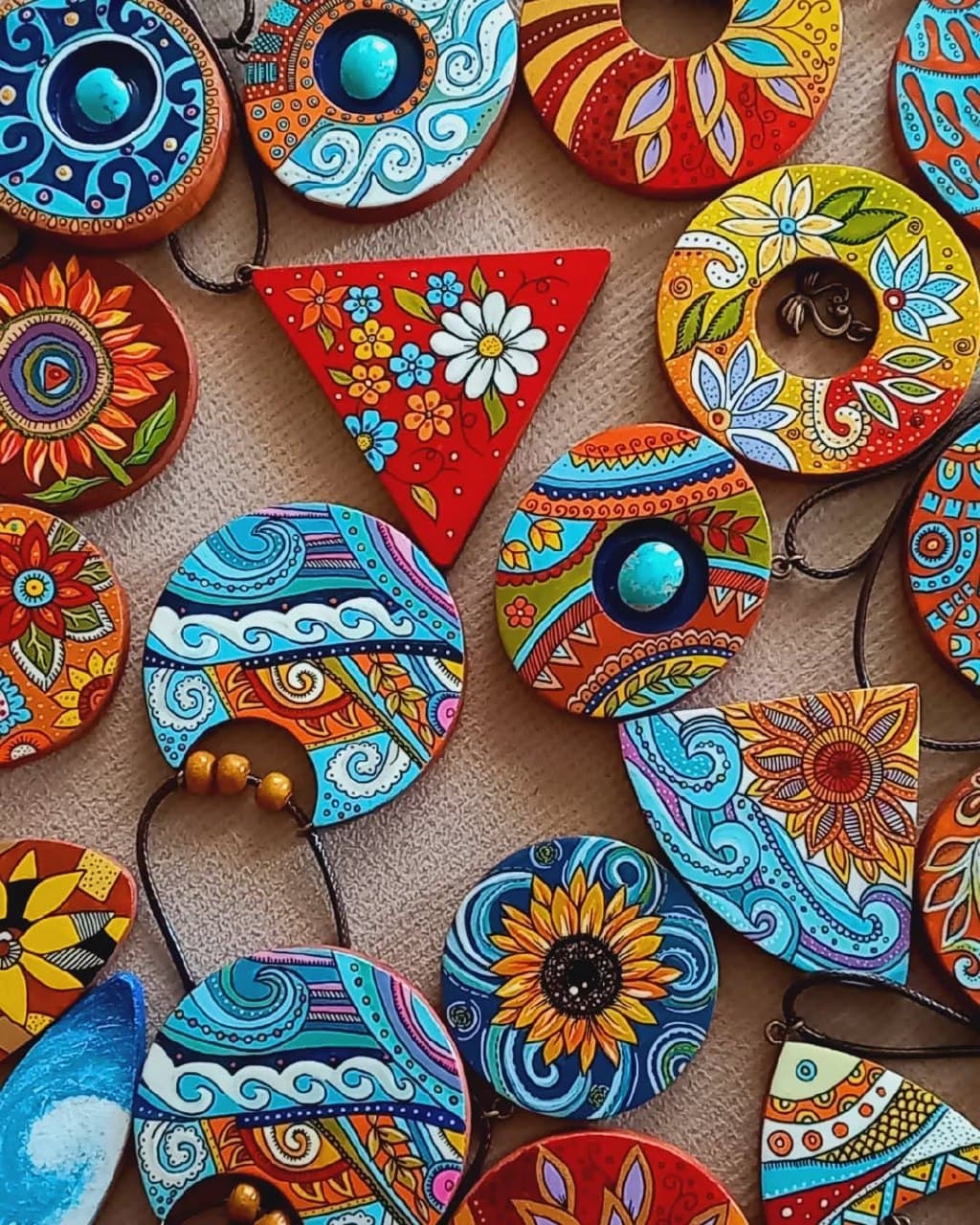 گردنبند چوبی دست ساز نقاشی شده طرح سنتی