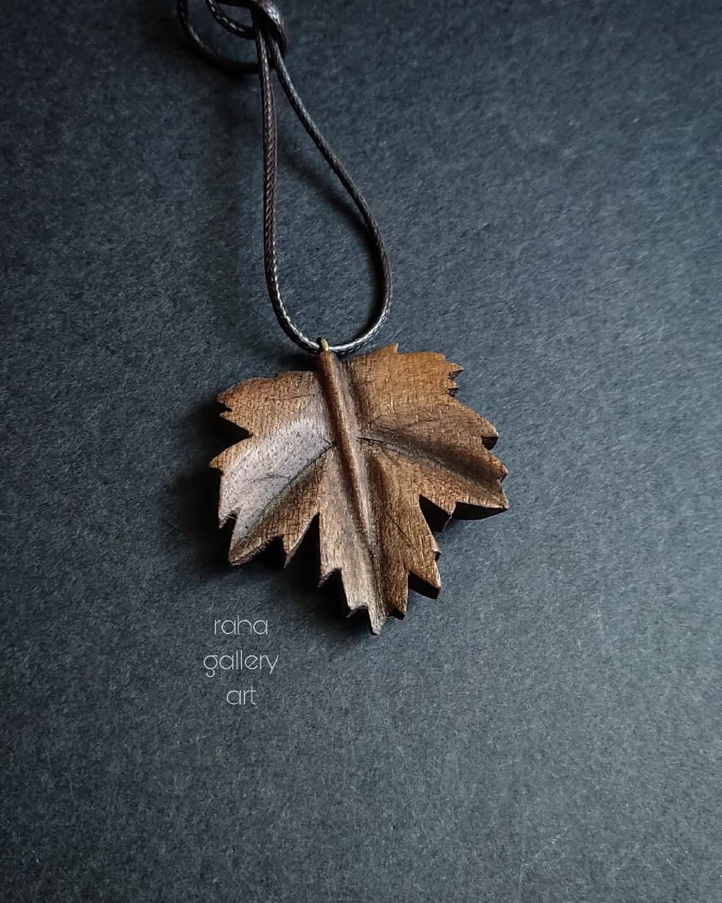 گردنبند چوبی دستساز طرح برگ پاییزی