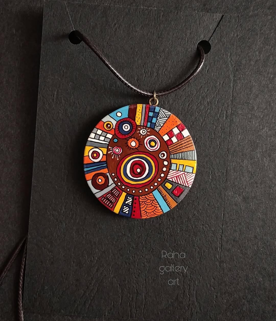 گردنبند چوبی دست ساز طرح انتزاعی رنگارنگ
