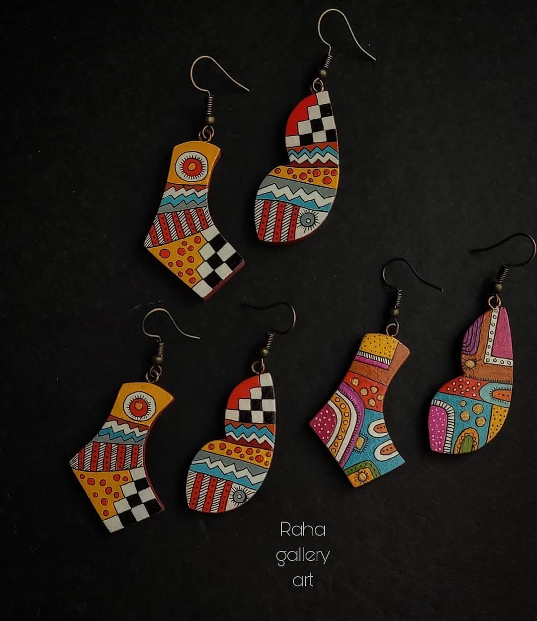 گوشواره چوبی دست ساز با نقاشی طرح فانتزی