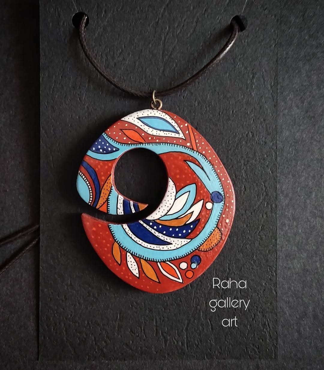 گردنبند چوبی دست ساز با نقاشی طرح سنتی