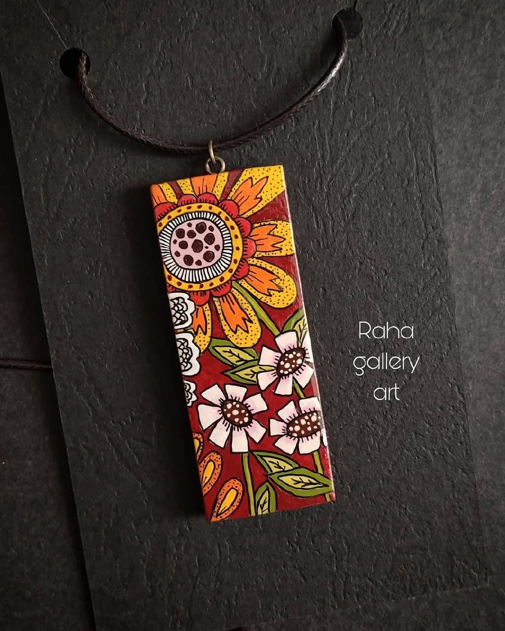 گردنبند چوبی دستساز با نقاشی گل های رنگارنگ
