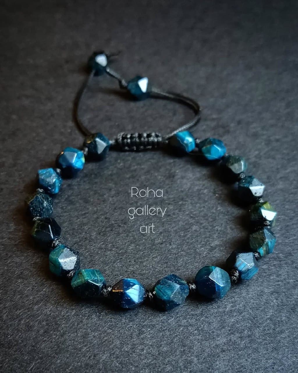 دستبند سنگ چشم شاهین آبی مدل کوارتز تراش‌خورده