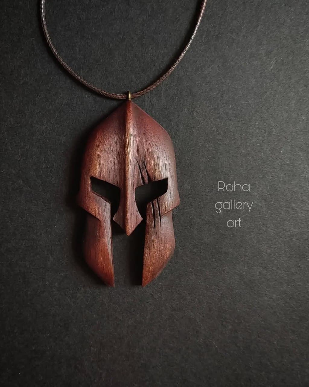 گردنبند چوبی دست ساز طرح کلاه خود شوالیه