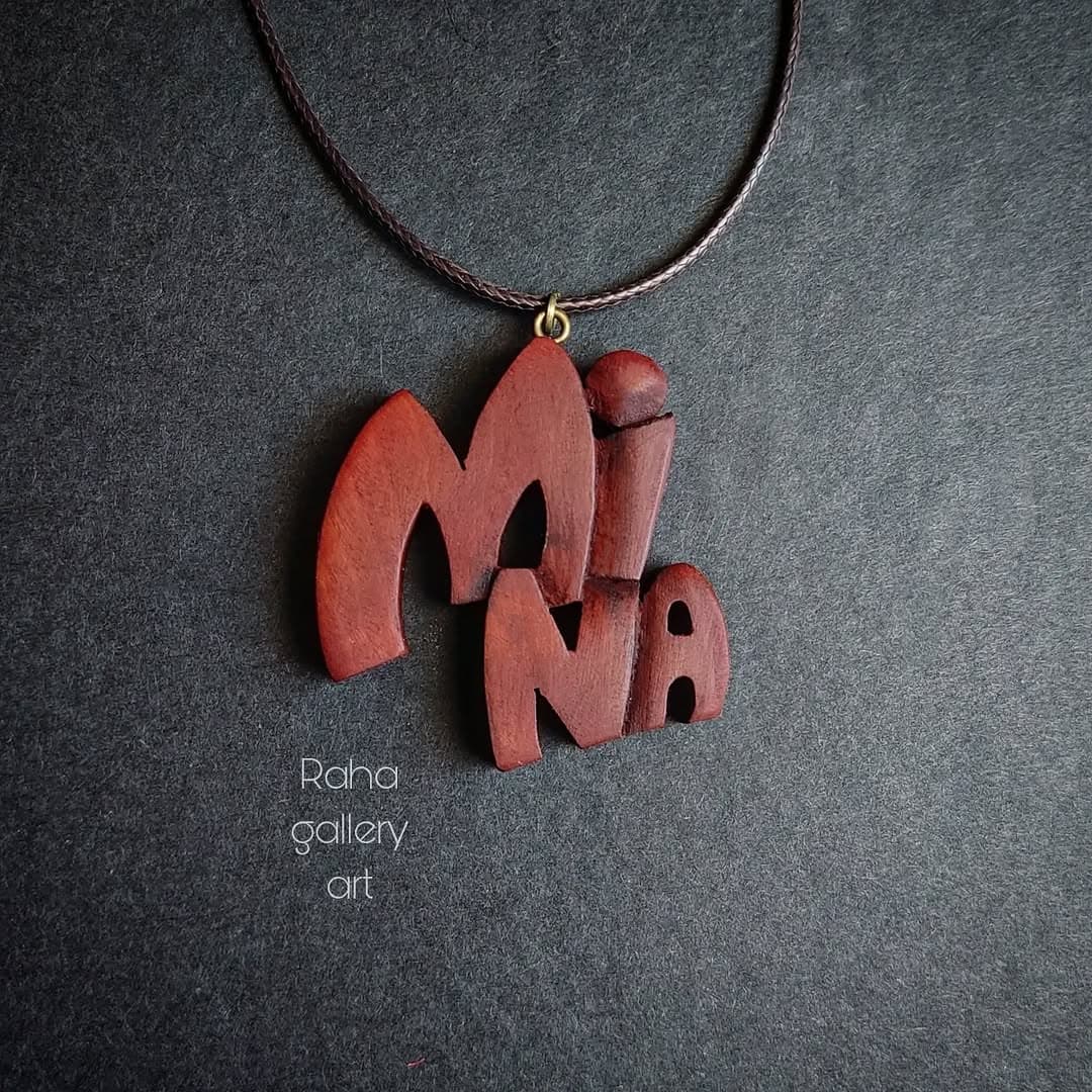 گردنبند اسم مینا ساخته شده از چوب عناب