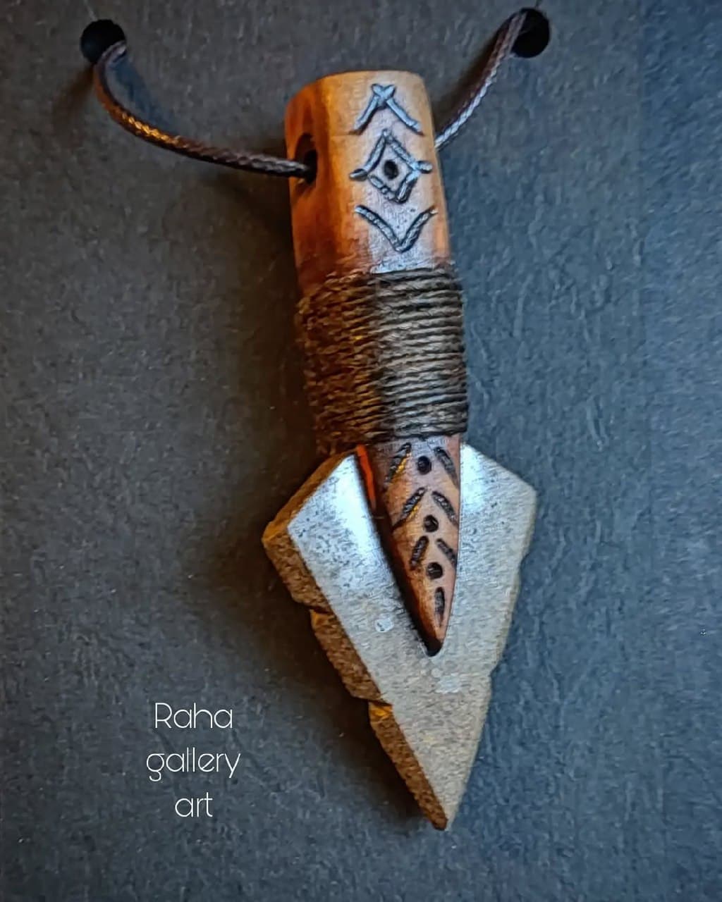 گردنبند دست ساز چوب و سنگ طرح سرنیزه