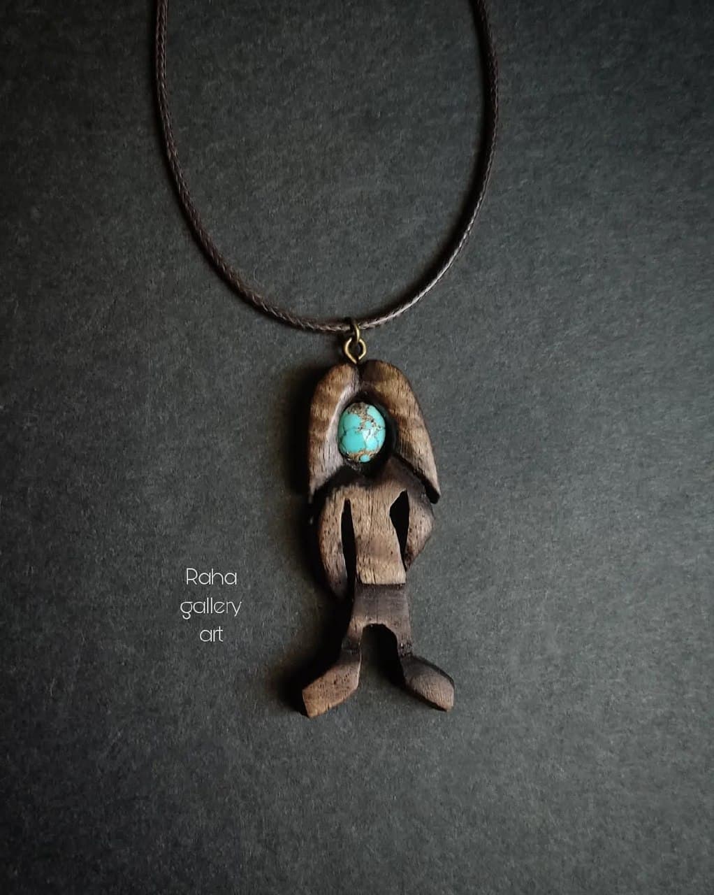 گردنبند چوبی دستساز طرح دختر با سنگ فیروزه نیشابور