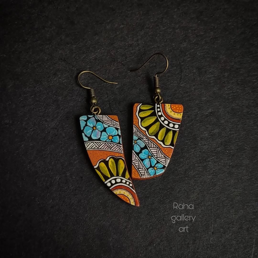 گوشواره چوبی دست ساز نقاشی شده طرح سنتی گل