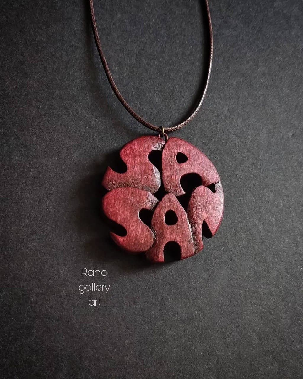 گردنبند چوبی دست ساز با طرح اسم ساسان