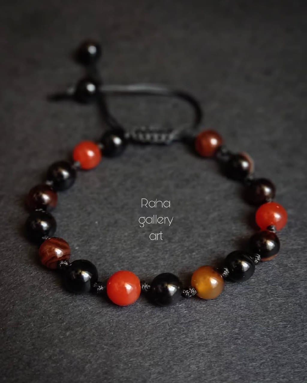 دستبند سنگ عقیق دست ساز با مهره های مشکی و نارنجی