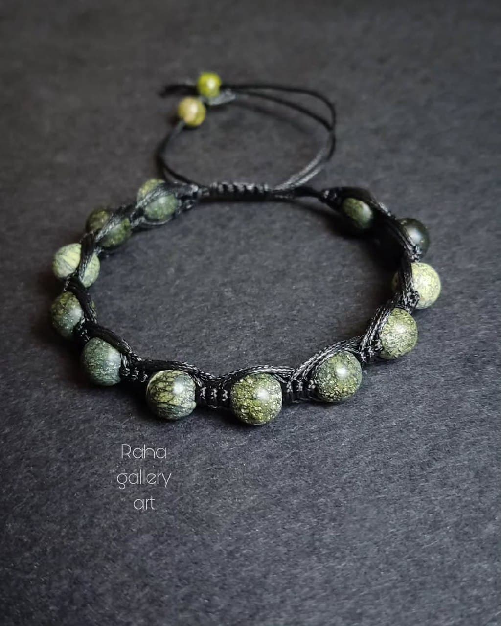 دستبند سنگ سرپانتین با بافت مکرومه